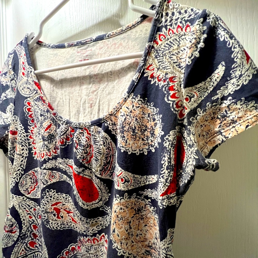 *3 for $15* Paisley print short sleeve Motherhood Maternity shirt. Size M